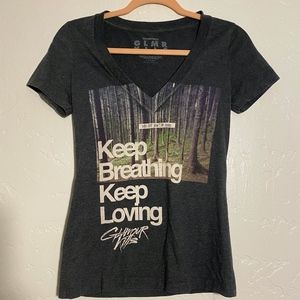GLMR KLLS V- neck tee, size medium.